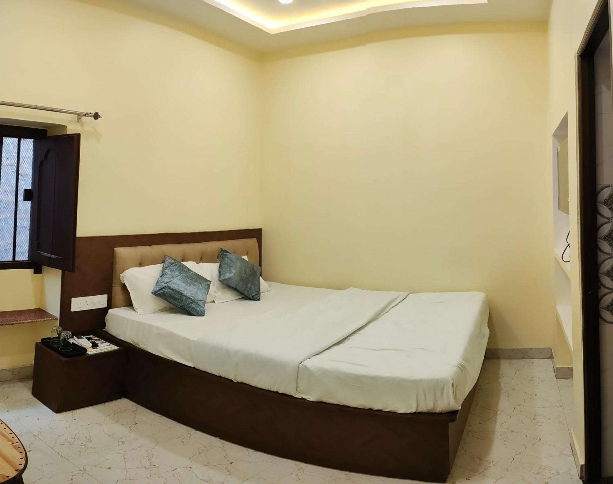 Ganga Sparsh Hotel Varanasi Bagian luar foto