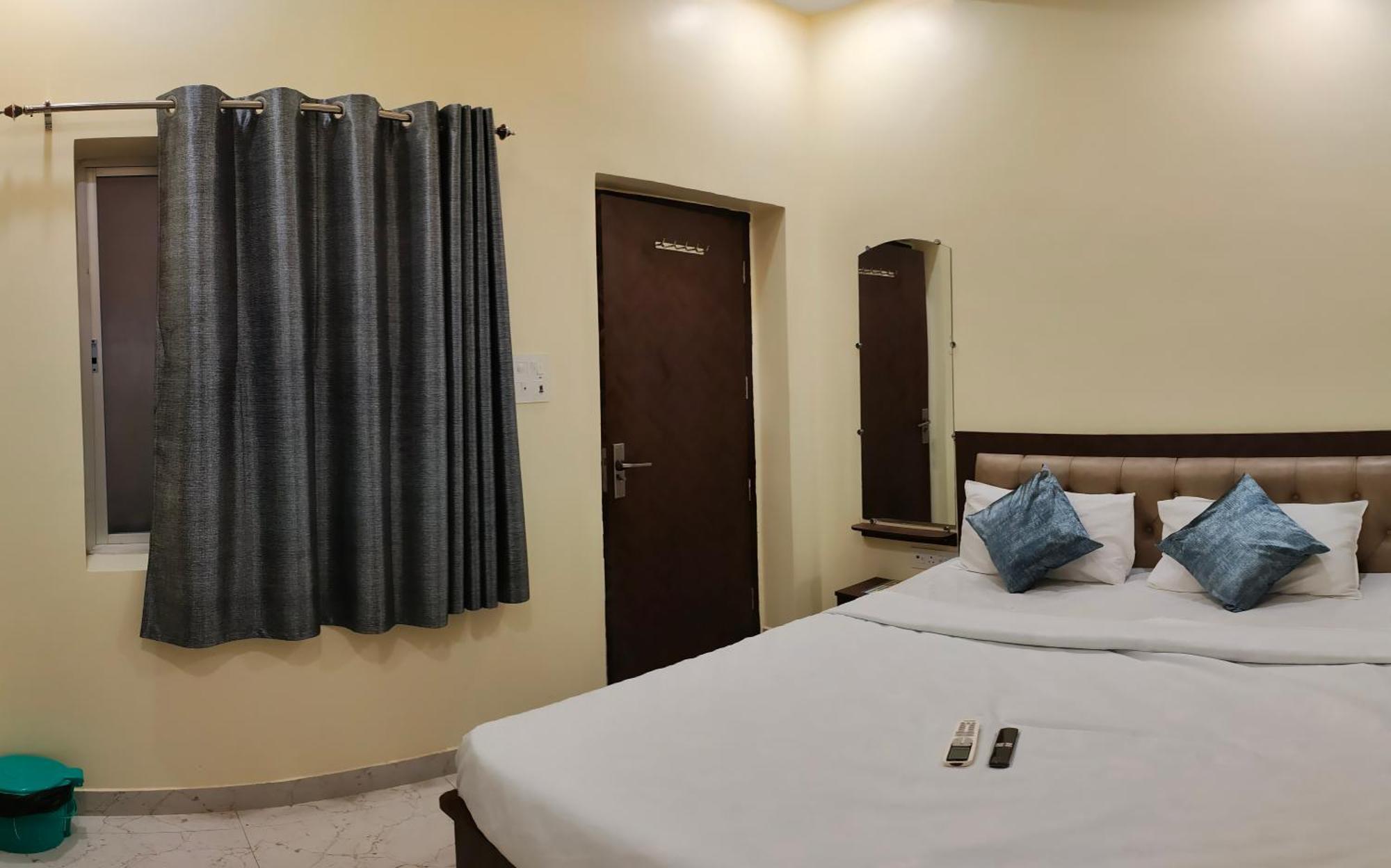 Ganga Sparsh Hotel Varanasi Bagian luar foto