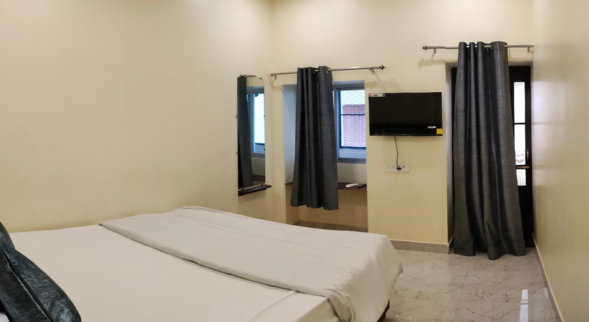 Ganga Sparsh Hotel Varanasi Bagian luar foto